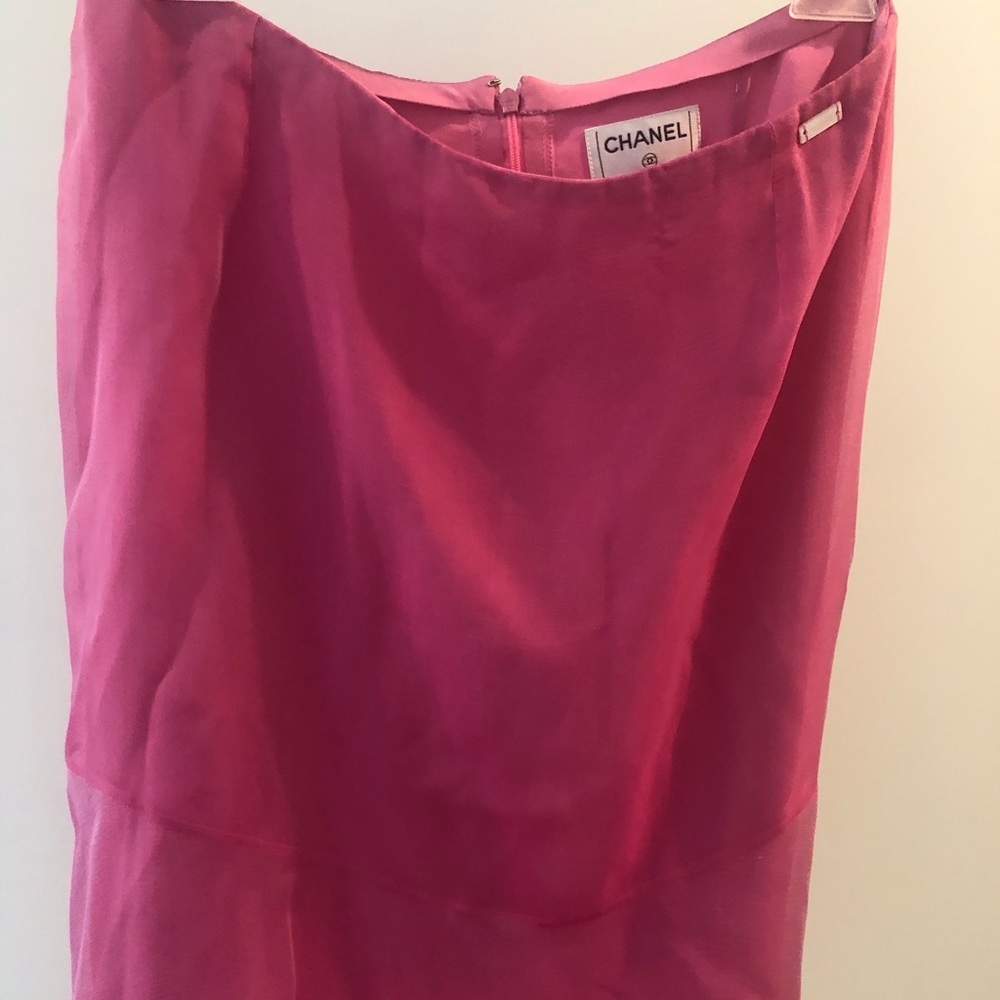 Vintage Chanel mid length pink skirt new condition
